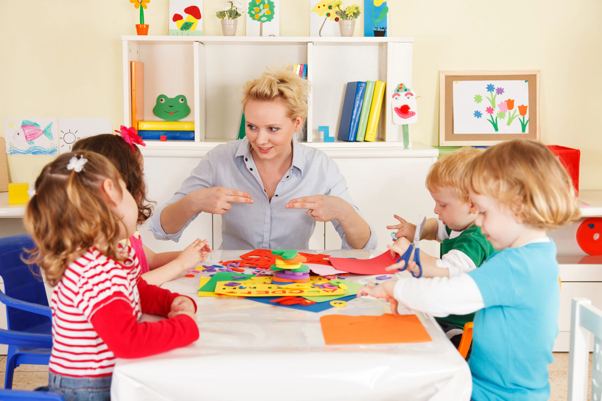 Aula preescolar Verbum con niños y maestra
