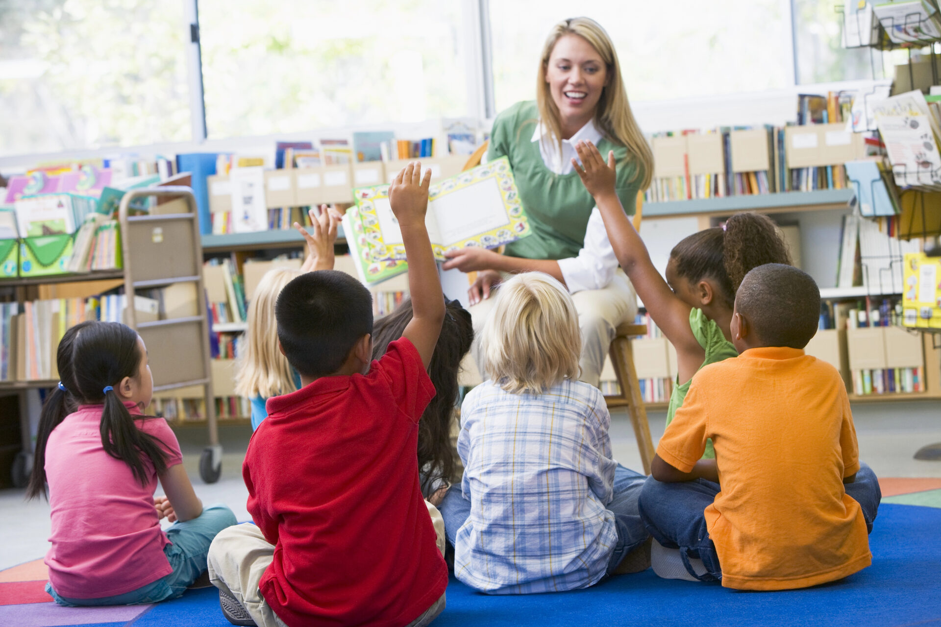 Maestra leyendo a niños en Verbum