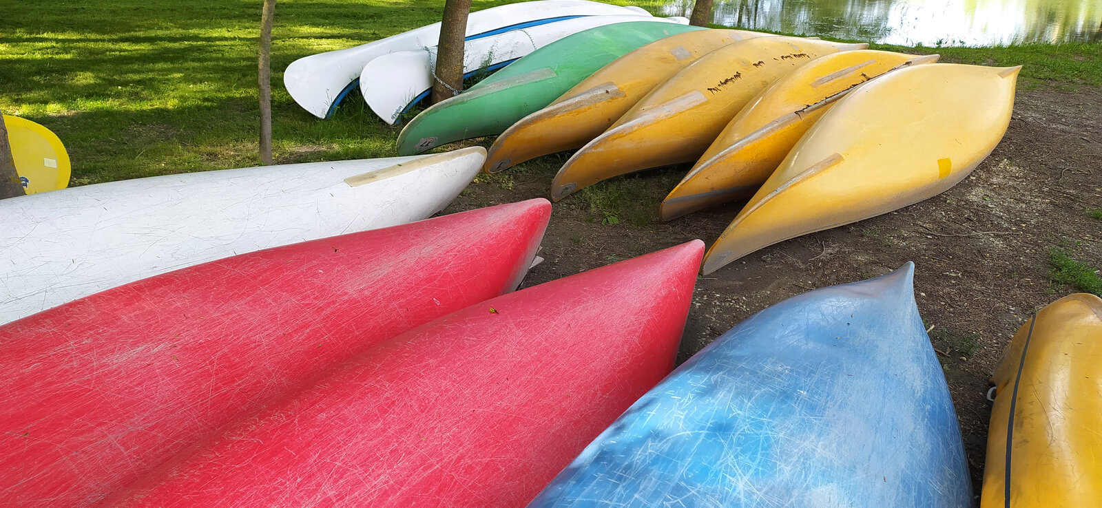 Canoas de colores preparadas en el campamento