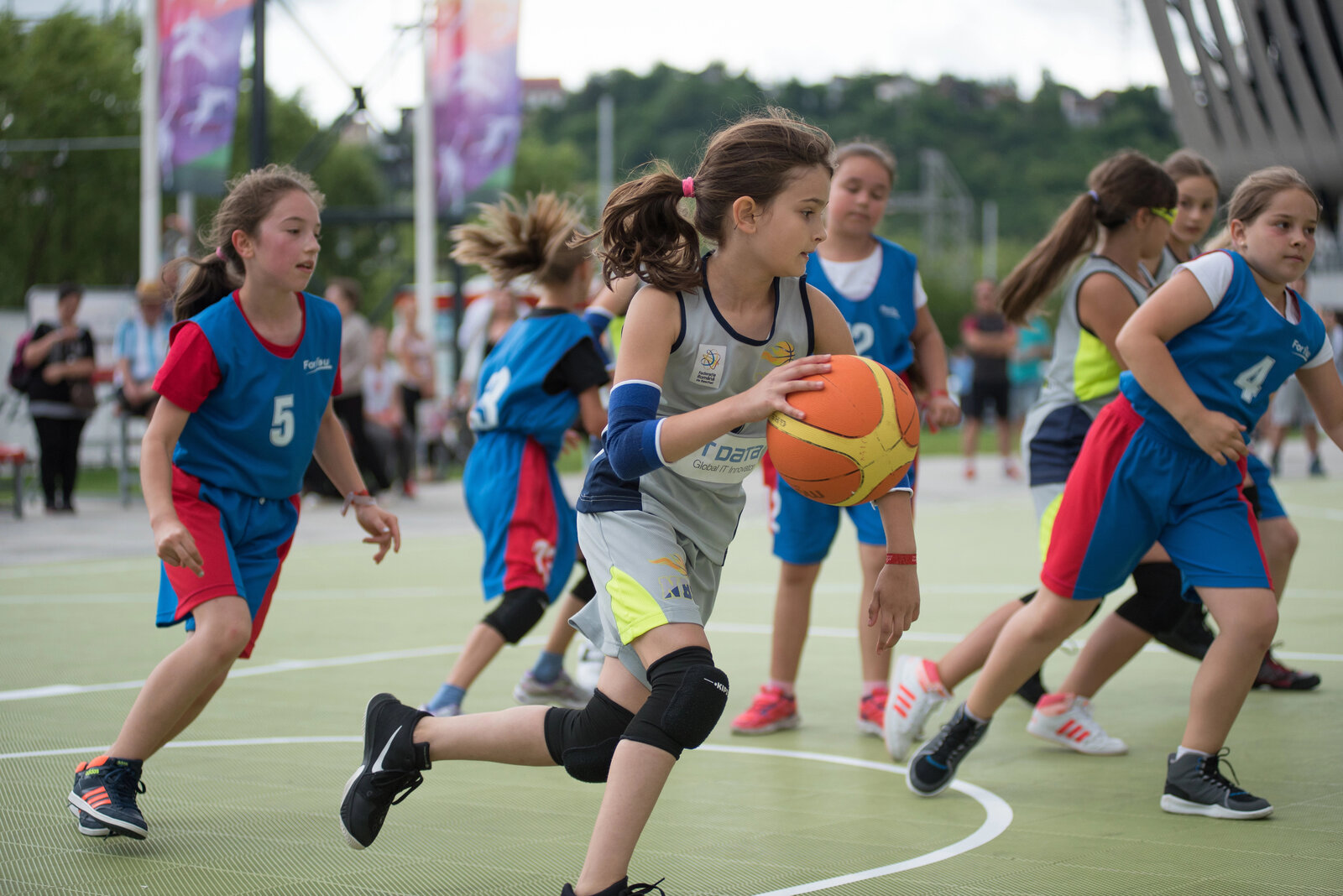 Niñas jugando un partido de baloncesto