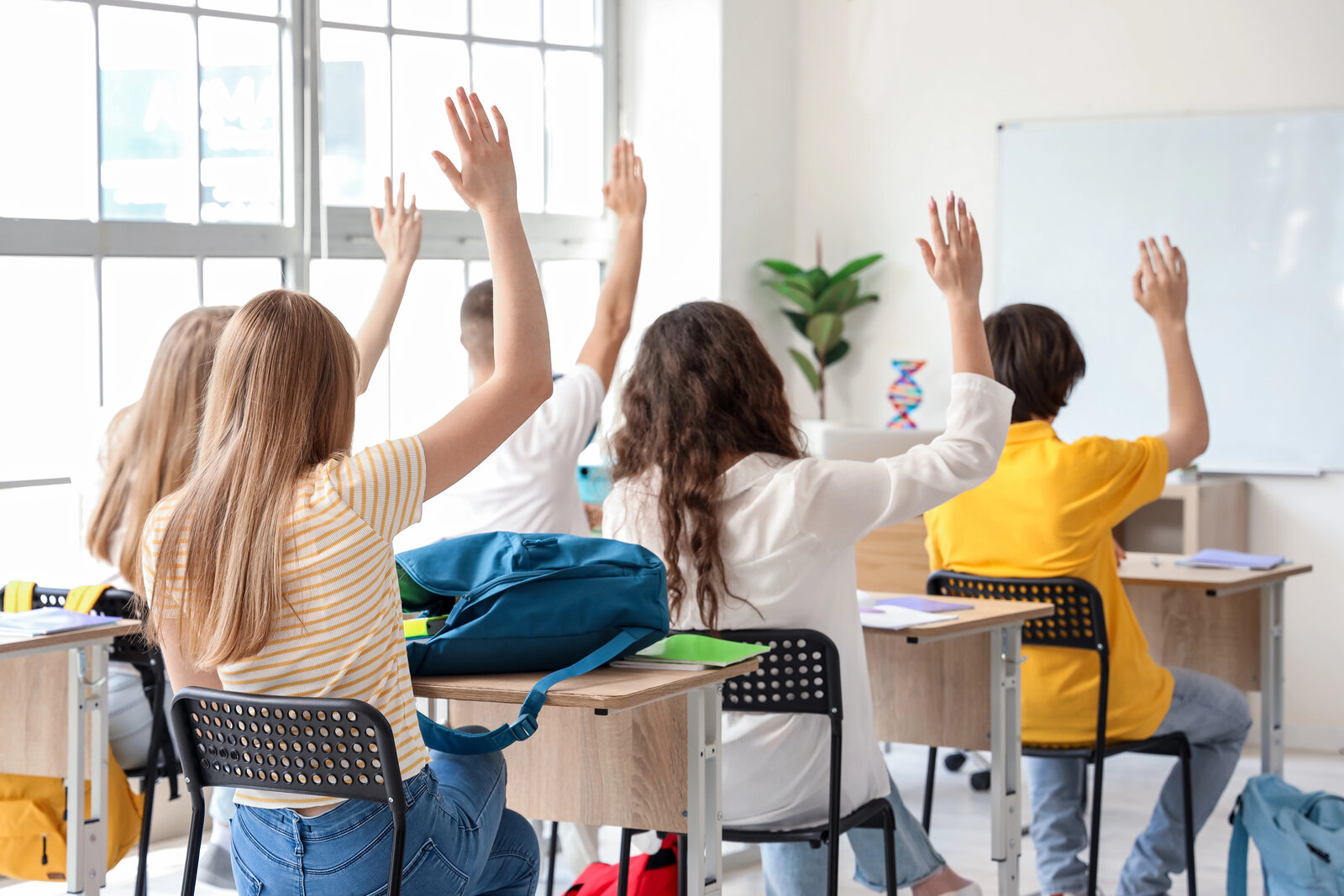 Alumnos participando en clase de idiomas