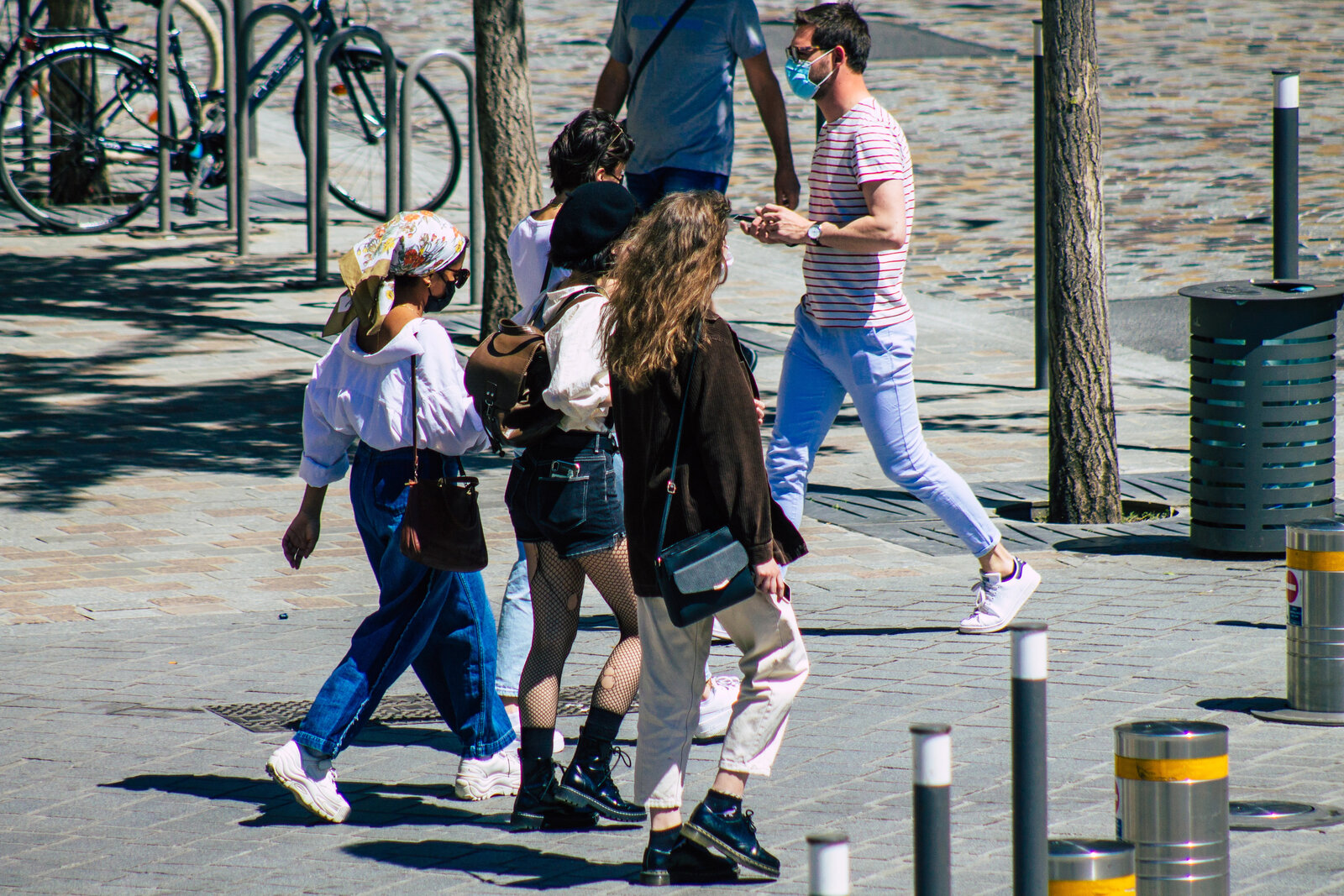 Grupo de jóvenes con mochilas explorando la ciudad