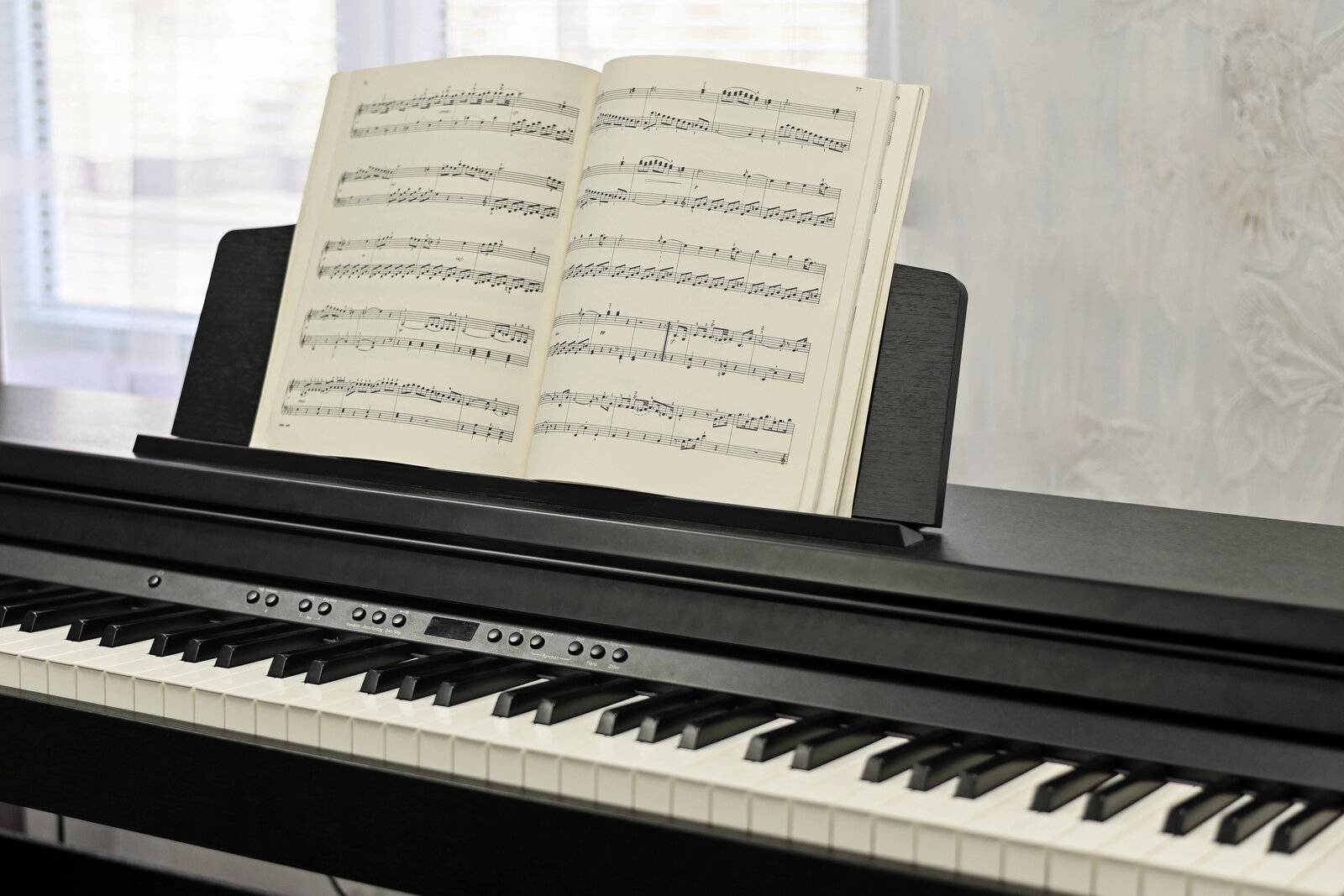 Partitura abierta sobre el piano