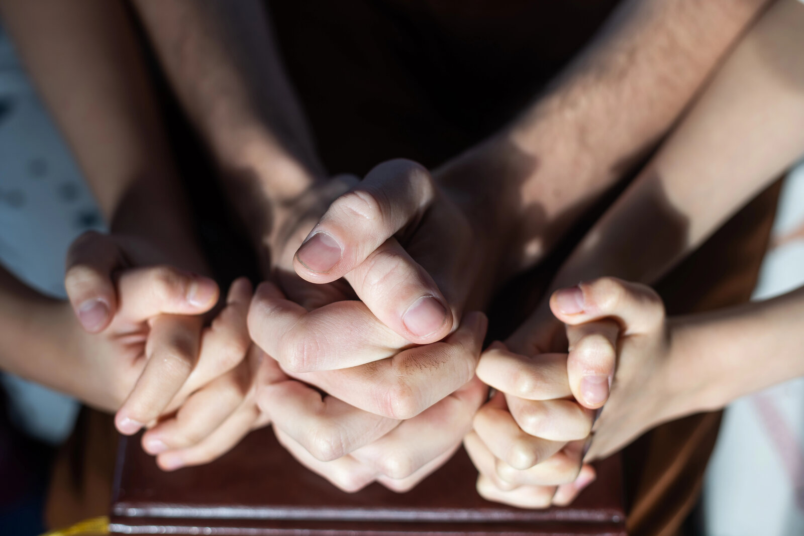 Manos de niños unidas en oración