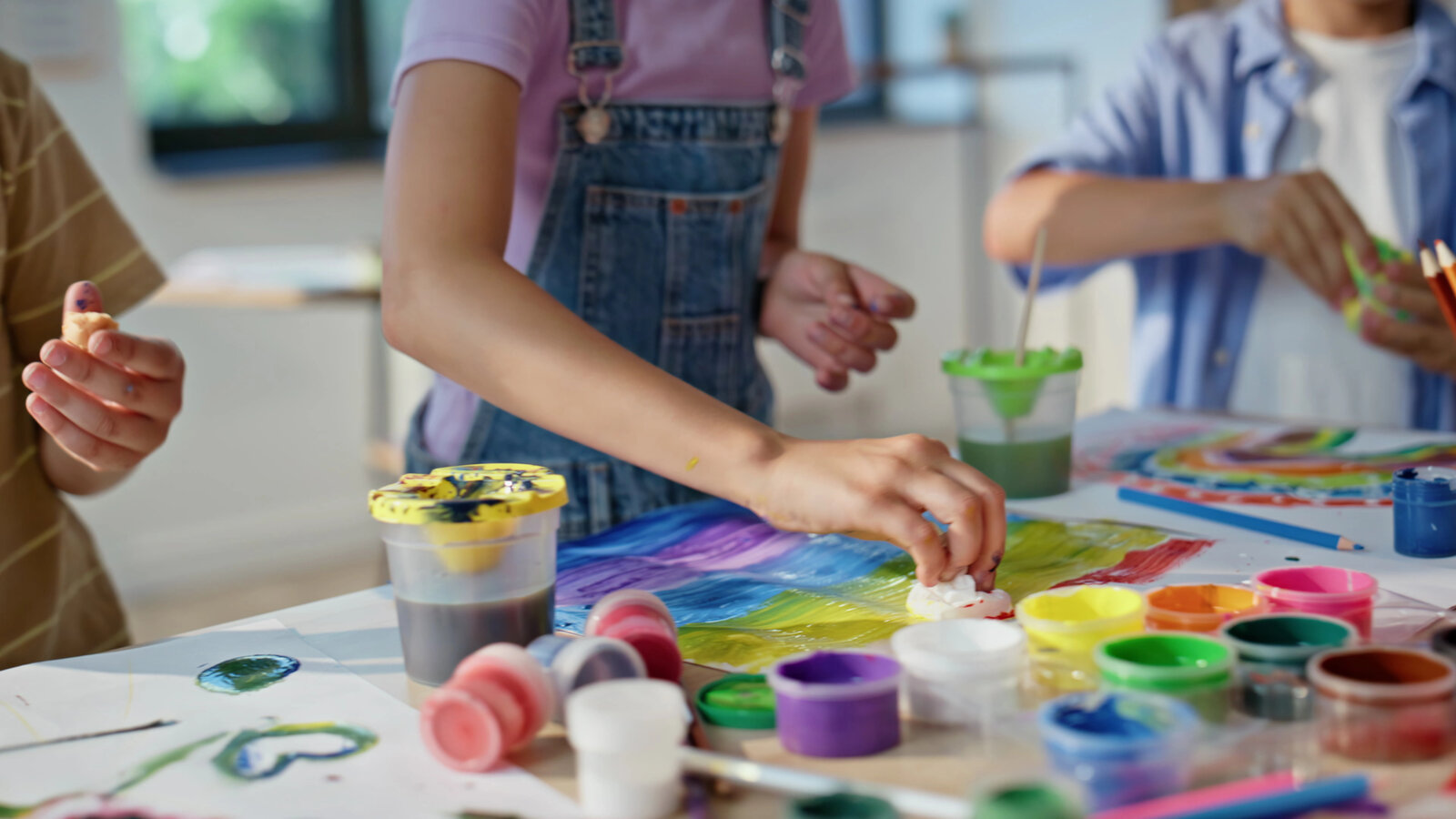 Taller de manualidades con pinturas de colores