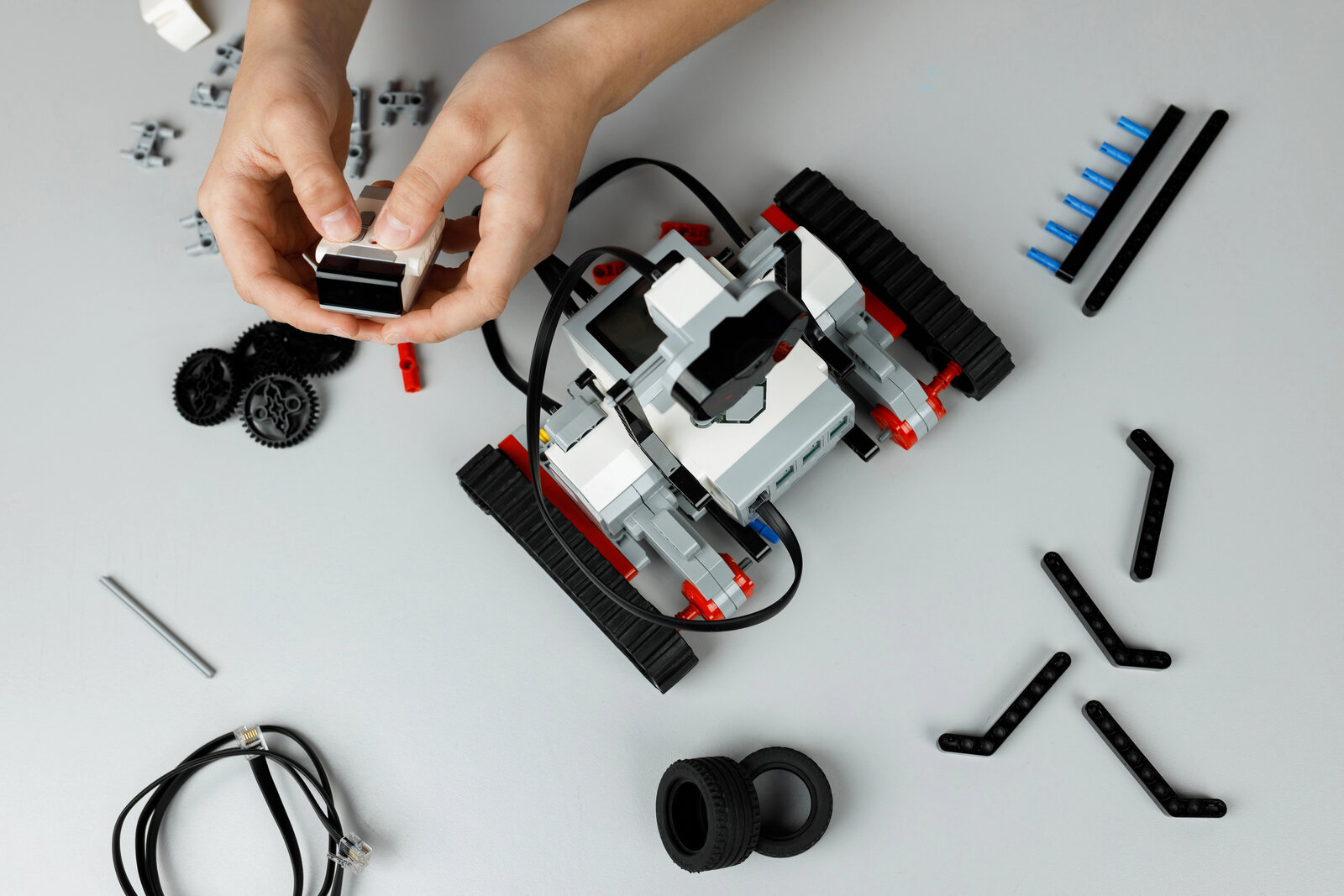 Manos montando un kit de robótica