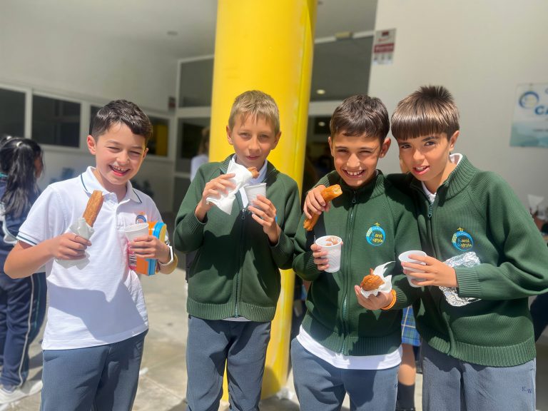 Alumnos del Colegio Karol Wojtyla en un evento del centro