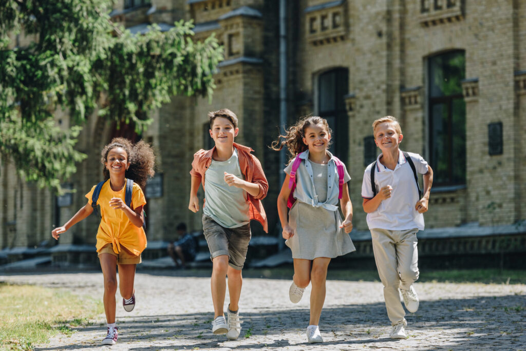 Alumnos saliendo felices del colegio el último día de curso