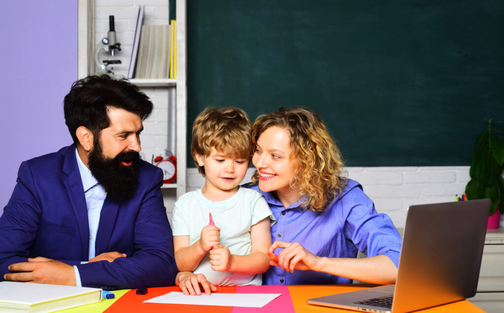 Familia con su hijo conociendo el colegio junto a una profesora
