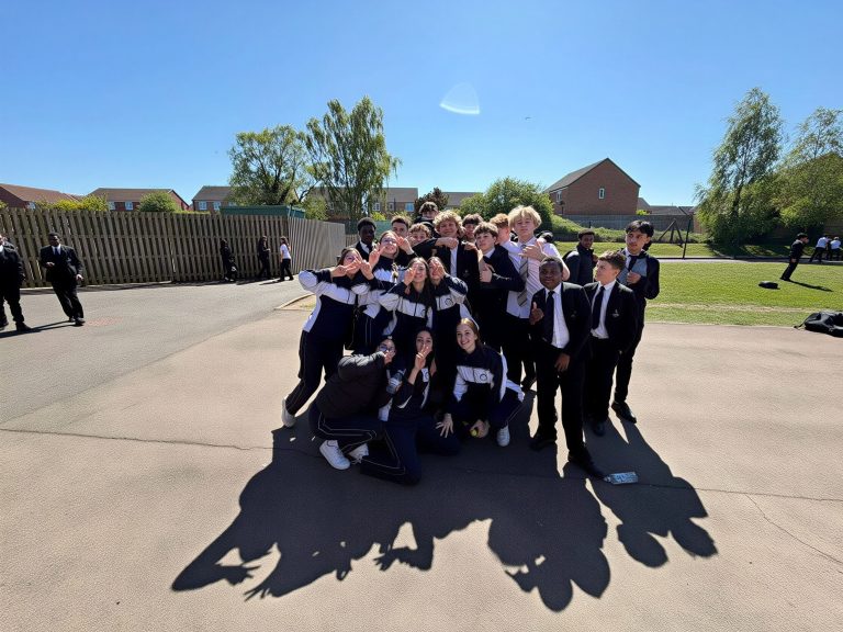 Alumnos del Colegio Karol Wojtyla durante un viaje escolar