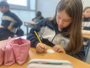 Alumna de Primaria escribiendo en clase