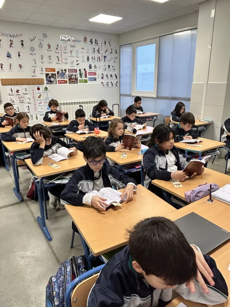 Aula de ESO del Colegio Karol Wojtyla con alumnos trabajando en sus pupitres