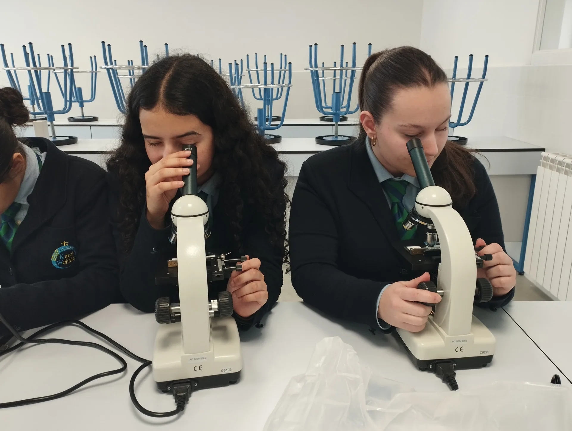 Alumnas de Bachillerato usando el microscopio en el laboratorio del colegio