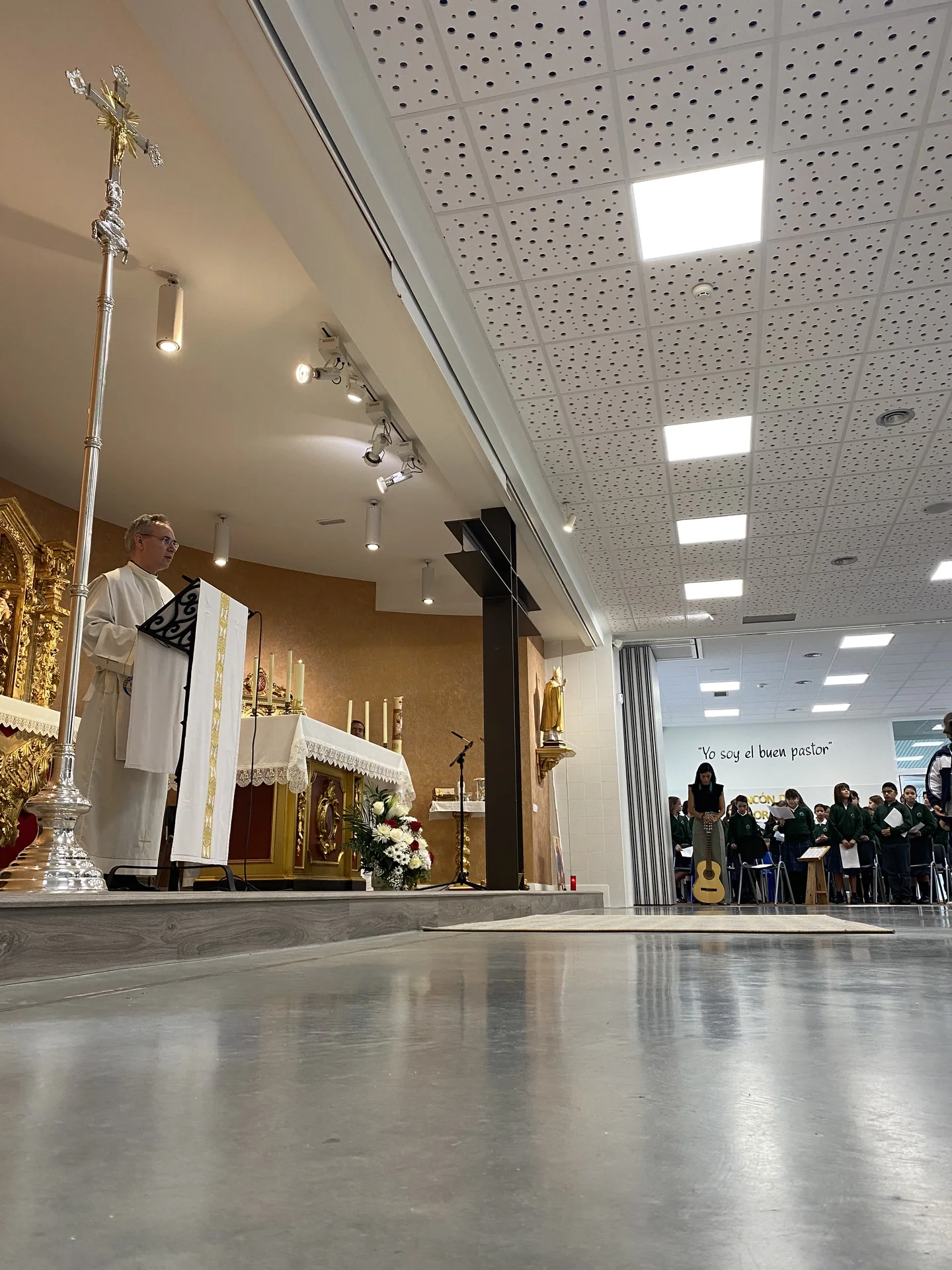 Capilla del Colegio Karol Wojtyla durante una celebración