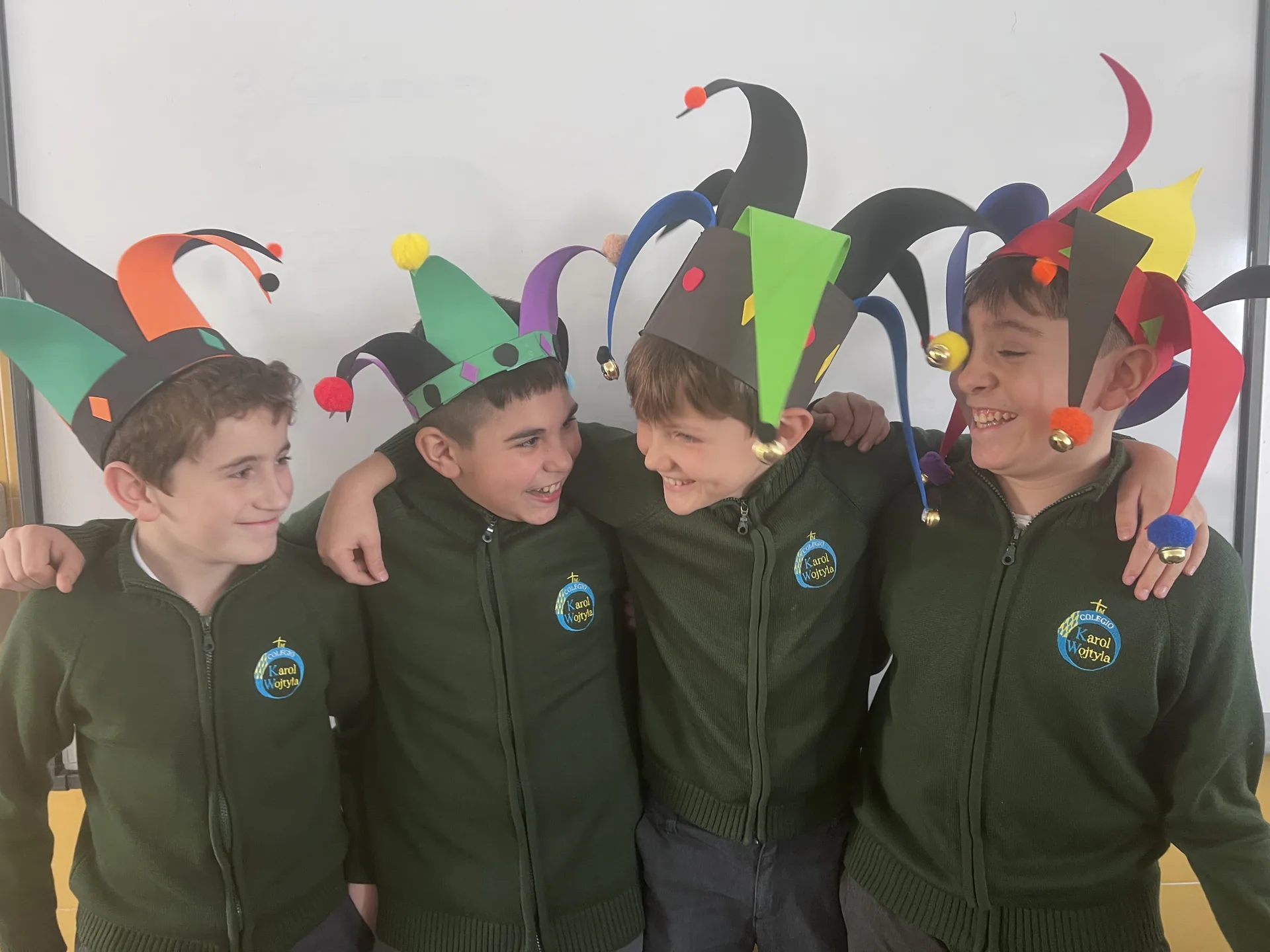 Alumnos con tocados medievales en el taller de danza del colegio