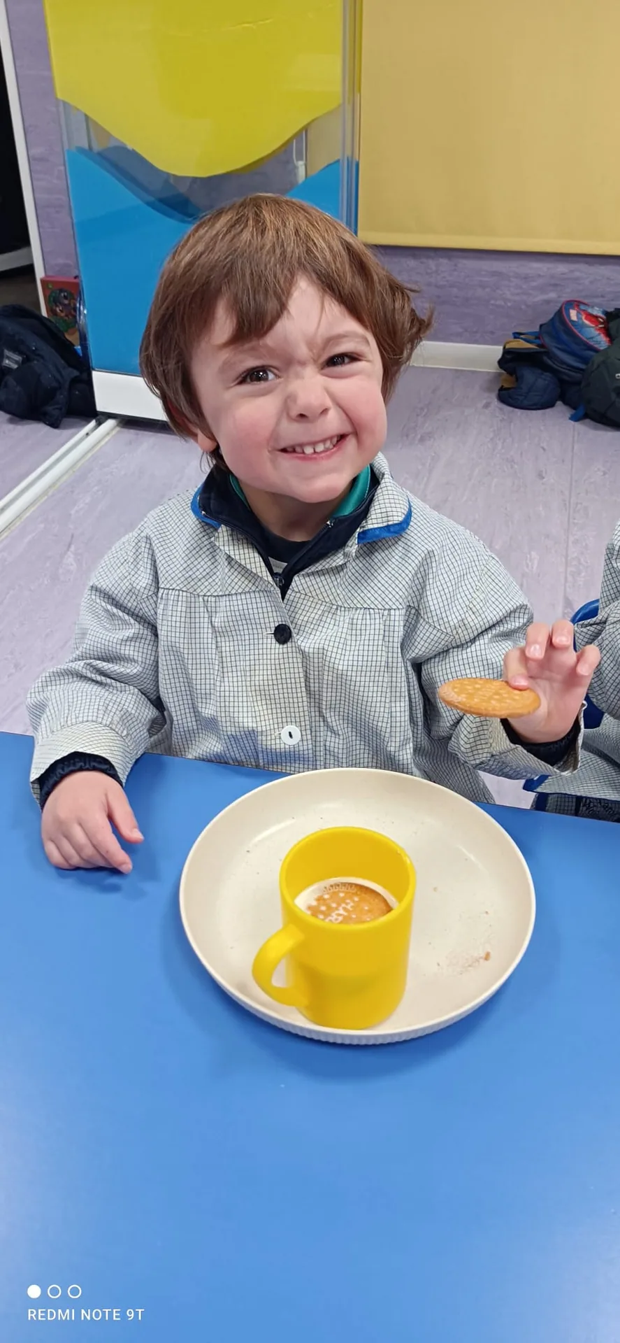 Alumno de Infantil desayunando en el comedor del colegio
