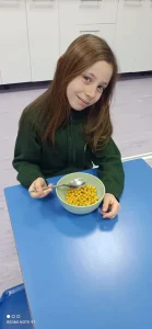 Alumna desayunando cereales en el servicio de desayuno matinal