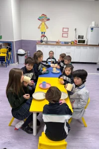 Grupo de alumnos de Infantil desayunando en el servicio de conciliación