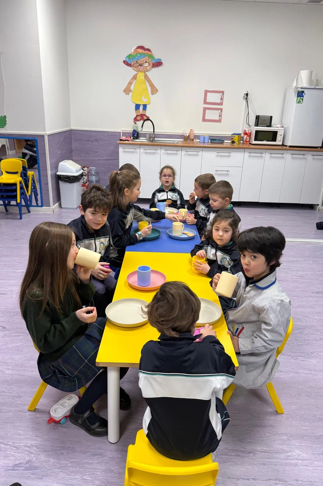 Grupo de alumnos de Infantil desayunando en el servicio de conciliación