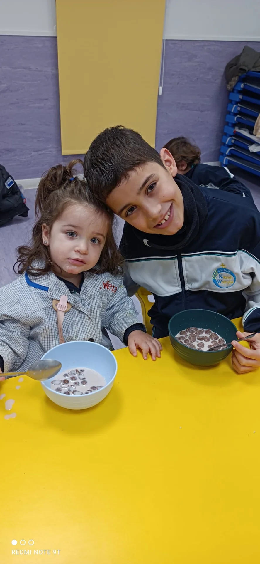 Niños desayunando en el servicio de desayuno matinal del colegio