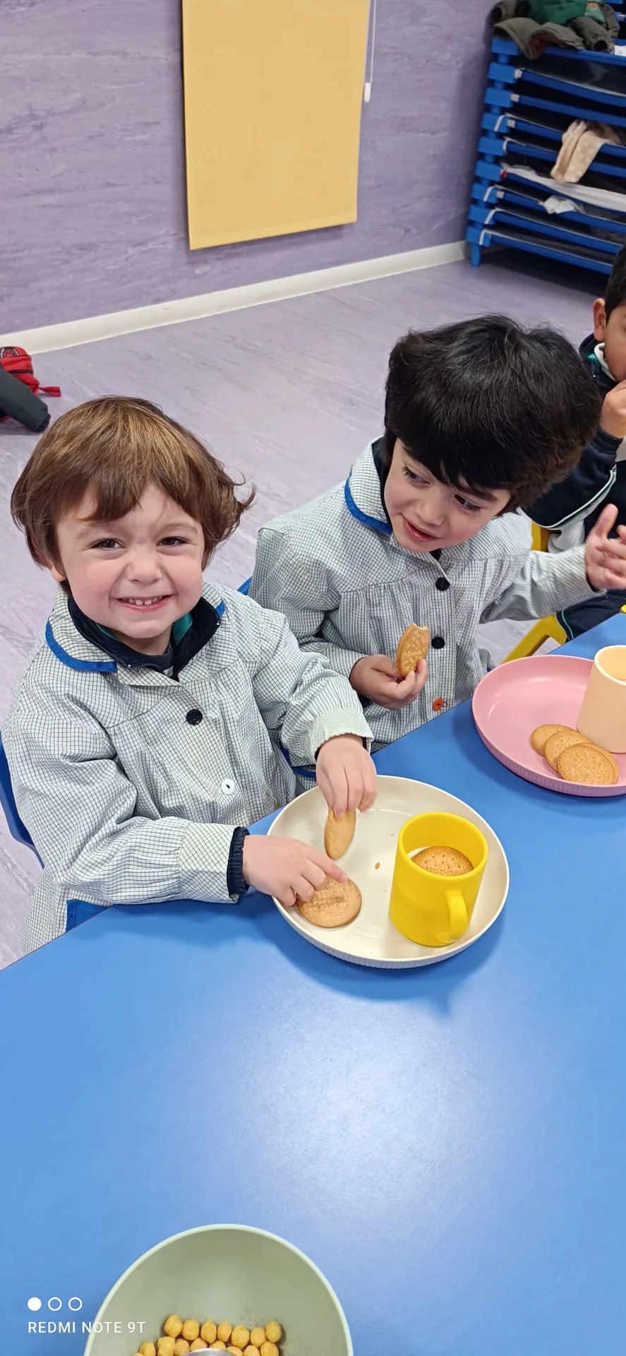 Alumnos de Infantil desayunando galletas y cacao en el colegio