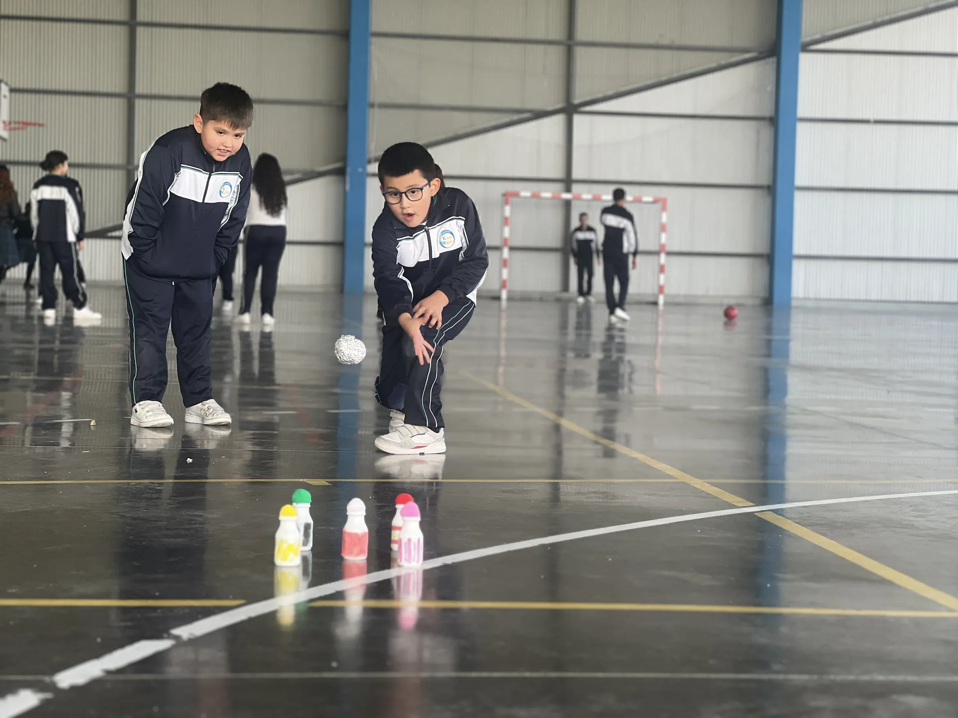 Alumnos jugando a los bolos en clase de Educación Física