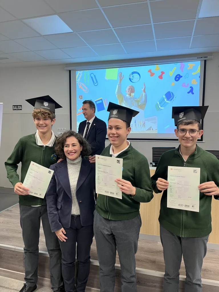 Entrega de diplomas Cambridge a alumnos del Colegio Karol Wojtyla