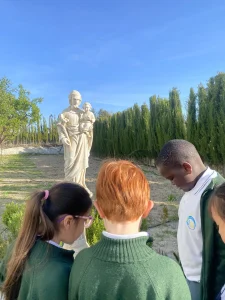 Alumnos ante la estatua de san José en el exterior del colegio