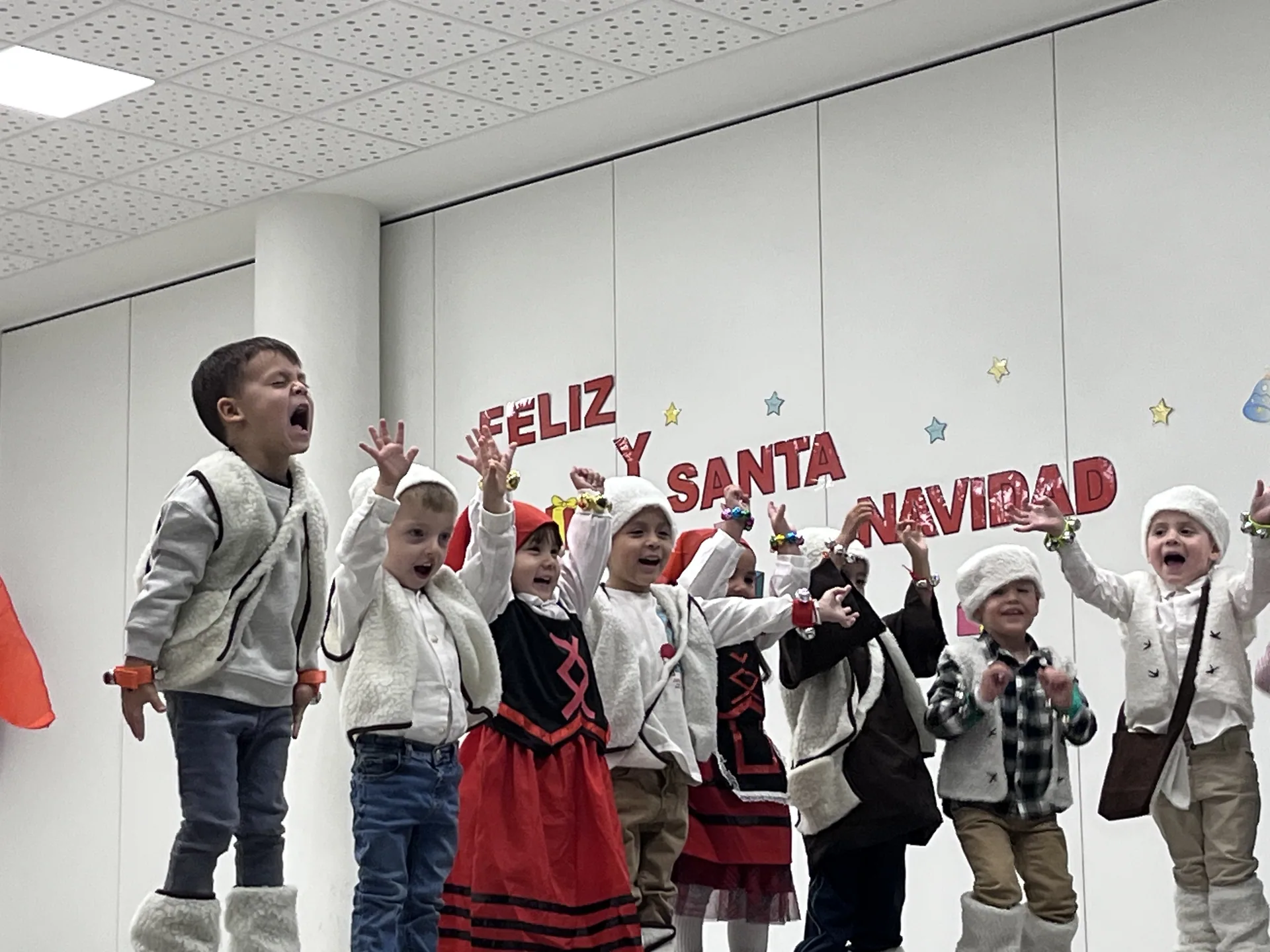 Alumnos de Infantil en el festival de Navidad del colegio