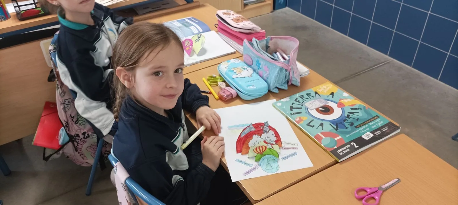 Alumna de Educación Infantil coloreando en el aula