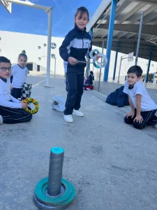 Alumna de Primaria jugando con un aro en el patio del Colegio Karol Wojtyla