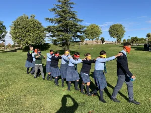Alumnas de Primaria en un juego cooperativo en la zona verde del colegio