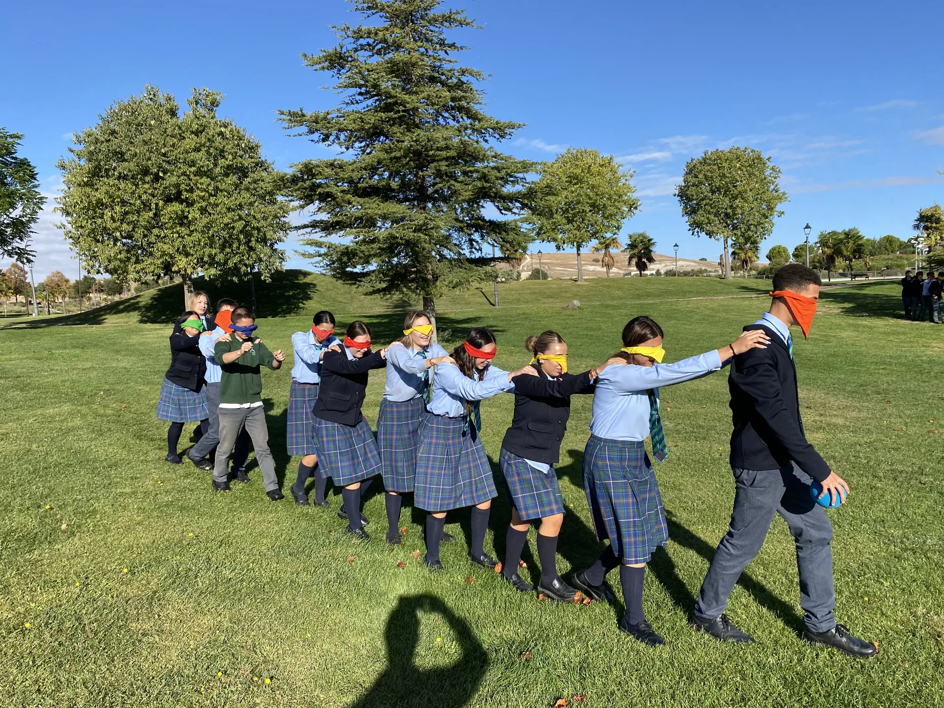 Alumnas de Primaria en un juego cooperativo en la zona verde del colegio