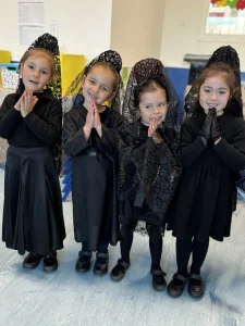 Alumnas de Infantil con mantilla en la celebración de Semana Santa