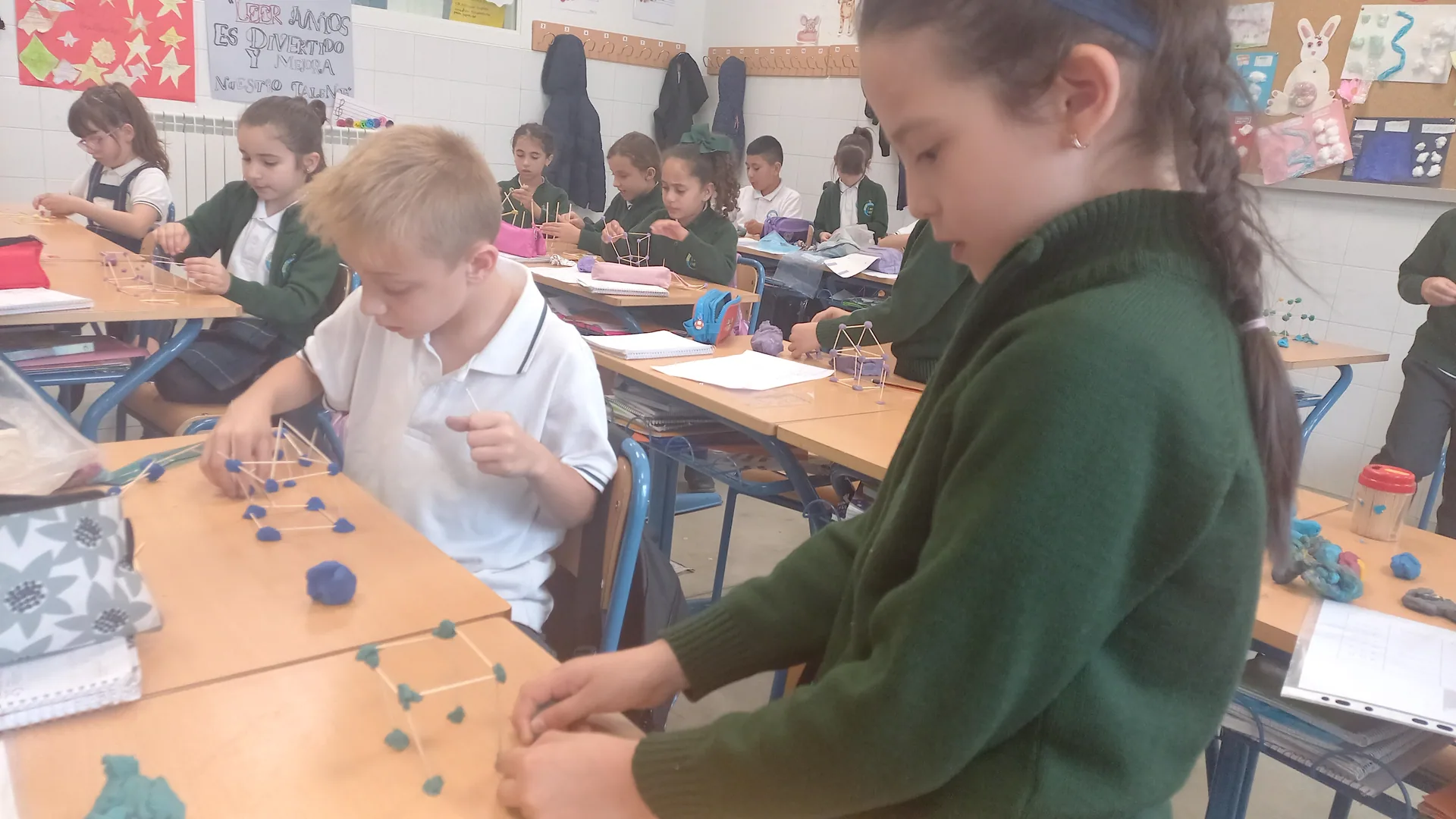 Alumnos de Primaria realizando una manualidad en grupo en clase
