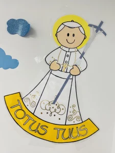 Mural del lema Totus Tuus del Colegio Karol Wojtyla