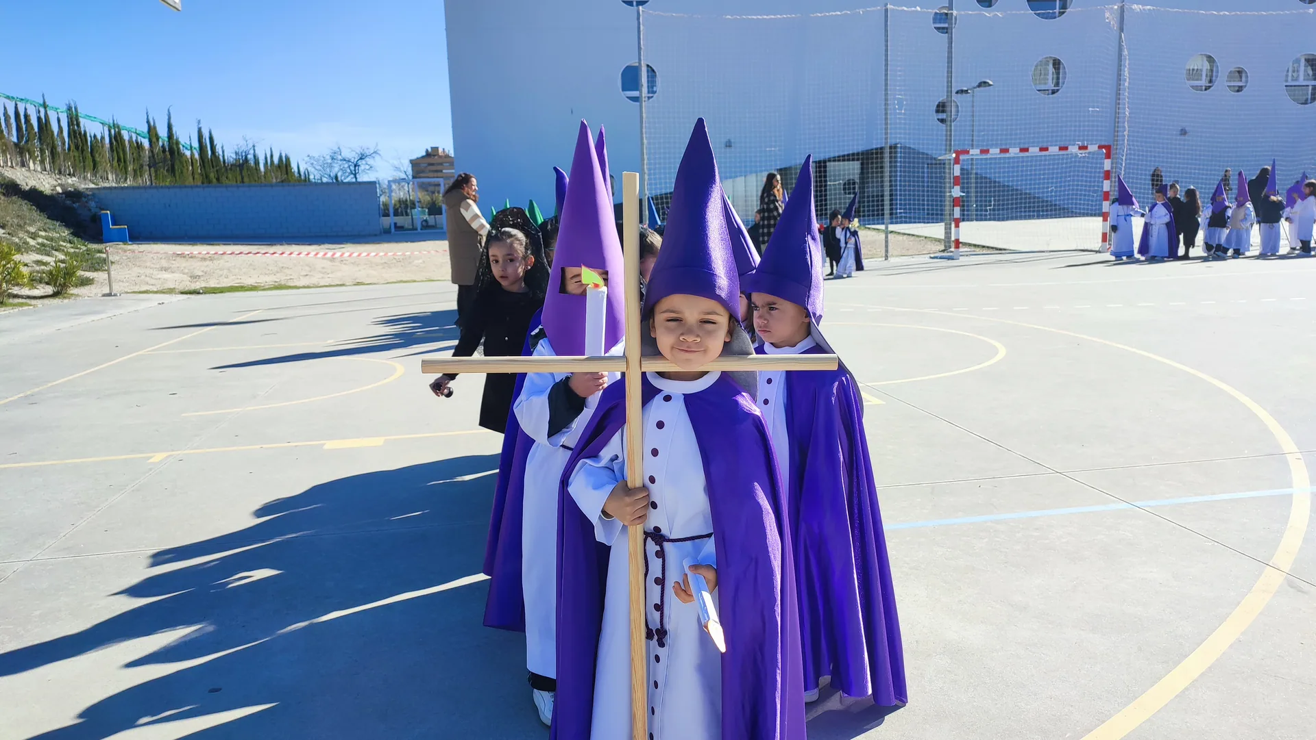 Alumnos de Infantil vestidos de nazarenos en el patio del colegio
