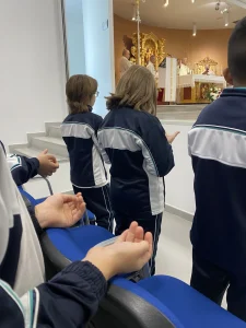 Alumnos en un momento de oración en la capilla del colegio