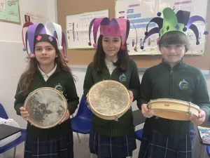 Alumnas con panderos en clase de música tradicional