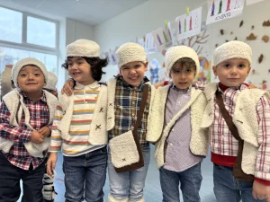 Alumnos de Infantil caracterizados para la celebración de Navidad