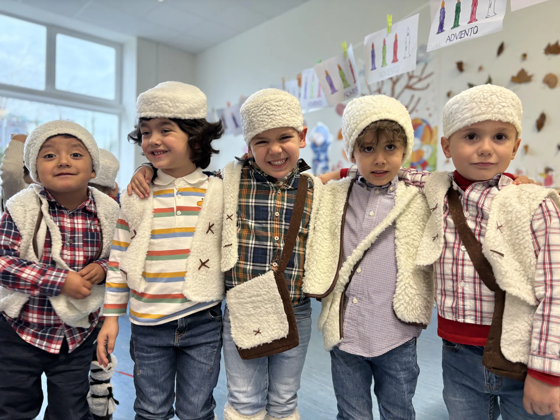 Alumnos de Infantil caracterizados para la celebración de Navidad