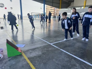 Alumnos jugando en el patio cubierto durante el recreo