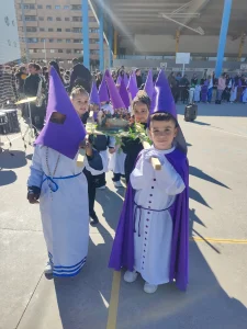 Procesión infantil de Semana Santa en el patio del colegio