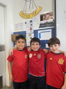 Alumnos con la camiseta de su casa en el Proyecto Casas del colegio
