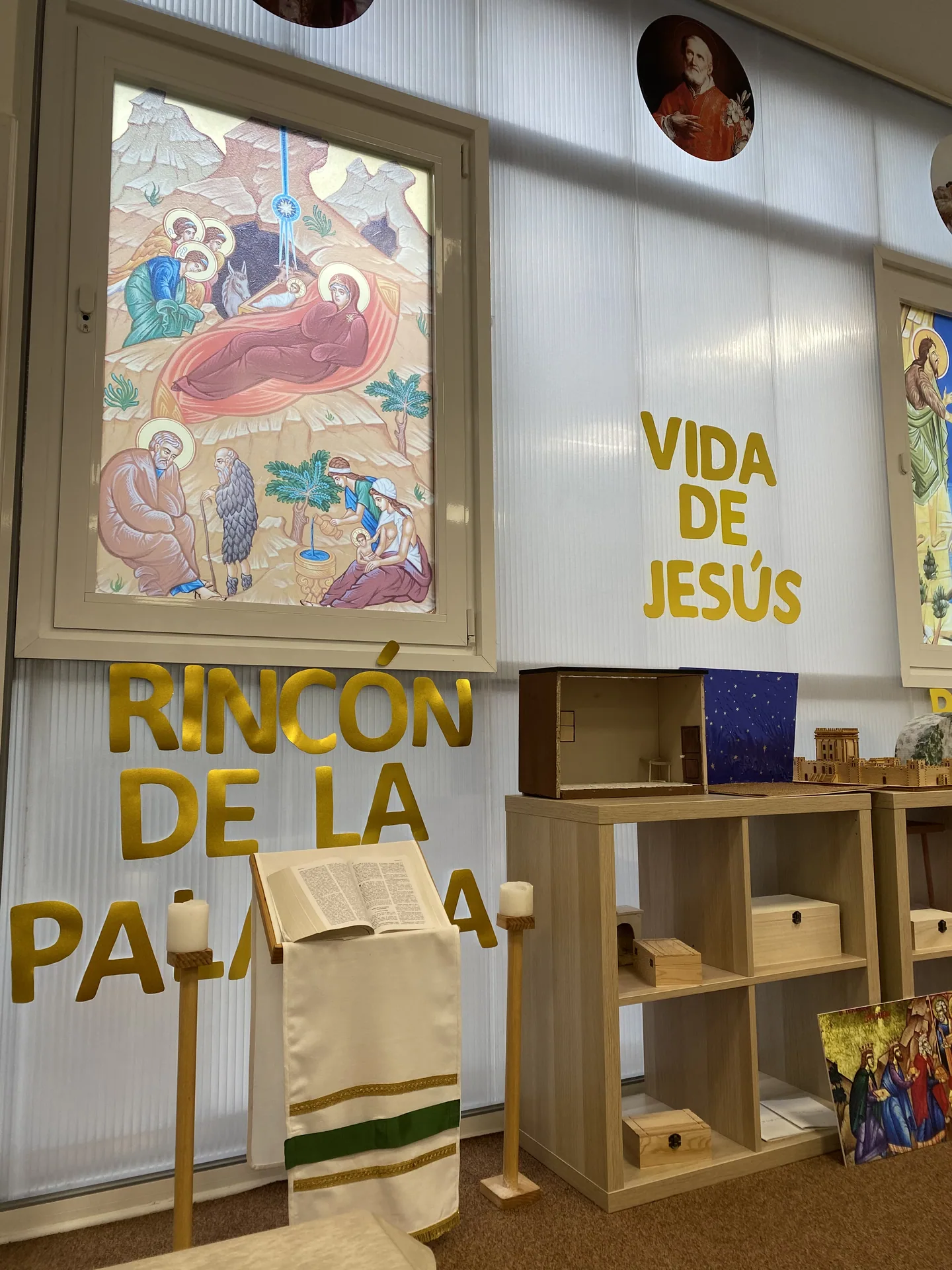 Rincón de la Palabra con la Vida de Jesús en un aula del colegio