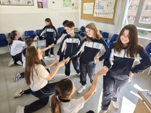 Alumnos bailando seguidillas en el aula de música