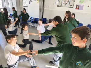 Alumnos bailando seguidillas en corro en clase de música