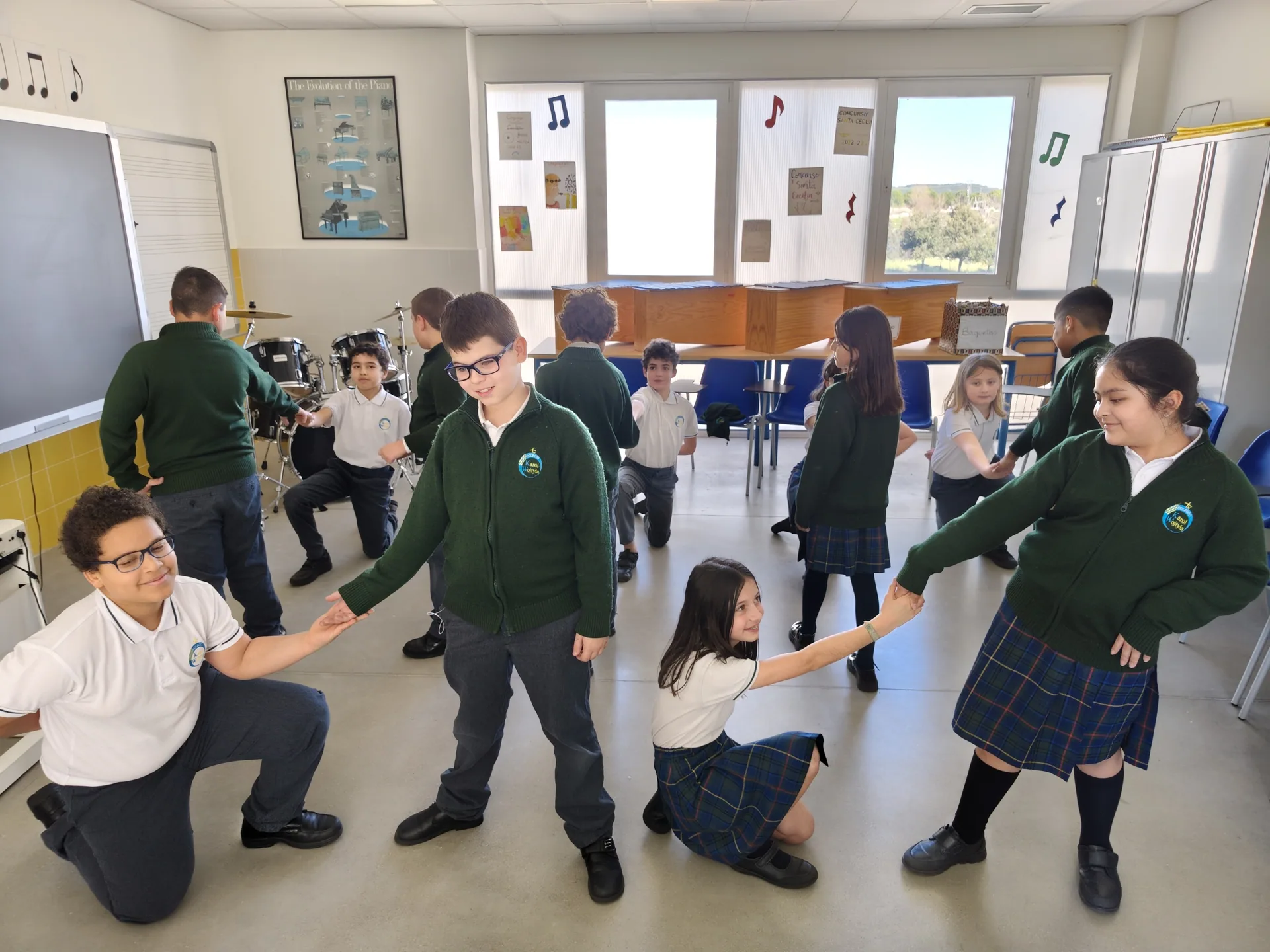 Alumnos de ESO bailando seguidillas en el aula de música