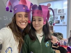 Profesora y alumna con tocados medievales en el taller de danza