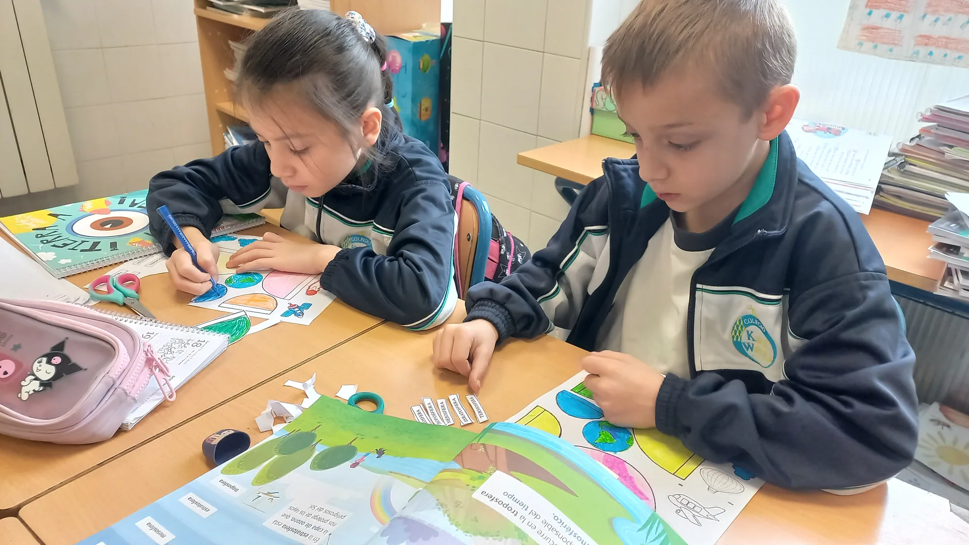 Dos alumnos de Primaria trabajando con fichas en el aula